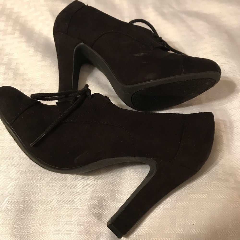 Tie Front Heel